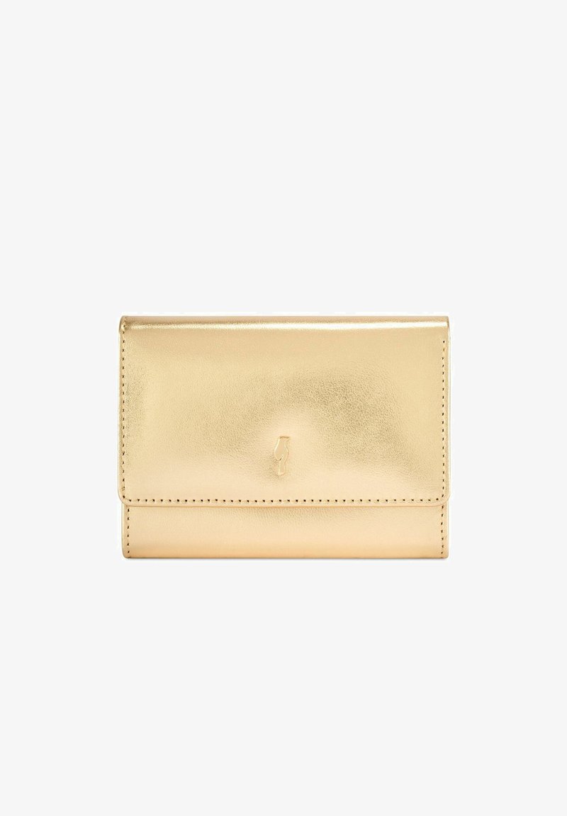 Kompaktowy portfel ze złotej metalicznej skóry z przeszywanymi krawędziami i małym wytłoczonym logo umieszczonym na środku przedniej klapki.
