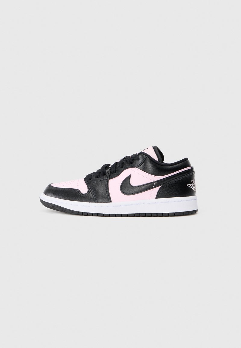 Crne i ružičaste kožne niskotop čizme s bijelim potplatima, vezanje sprijeda i karakteristični Nike swoosh logo sa strane.