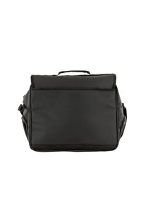 Schwarze rechteckige Tasche aus synthetischem Material, ausgestattet mit einem oberen Griff und seitlichen Reißverschlüssen, mit glatter Textur und minimalistischen Design.