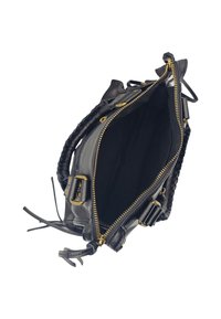 Sac en cuir noir avec une poignée tressée, quincaillerie dorée et fermeture à glissière. L'intérieur est en tissu foncé avec un espace généreux. Les accents comprennent des glands.