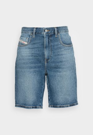 Pantalones cortos de mezclilla azul con bolsillos delanteros, trabillas para cinturón, cierre de botón y un pequeño parche con la marca en el bolsillo derecho.