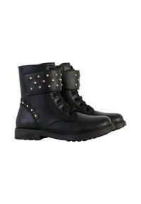 Botas negras hasta el tobillo hechas de cuero suave, con una correa con tachuelas, frente con cordones y una suela de goma texturizada. Forma de punta redondeada.