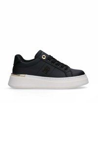 Sneaker neri con tomaia in pelle liscia, design con lacci, occhielli dorati e suola platform bianca con un accento dorato.