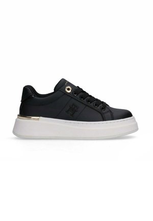 Sneaker neri con tomaia in pelle liscia, design con lacci, occhielli dorati e suola platform bianca con un accento dorato.