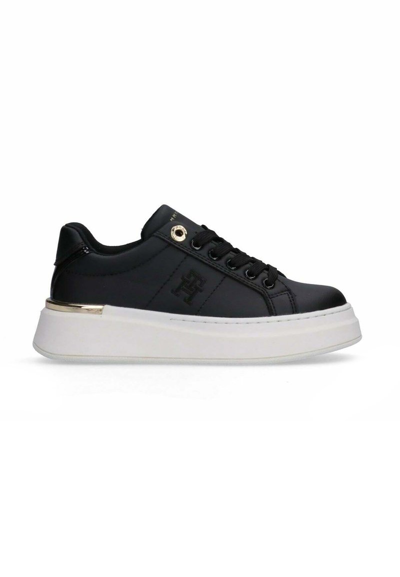 Sneaker neri con tomaia in pelle liscia, design con lacci, occhielli dorati e suola platform bianca con un accento dorato.