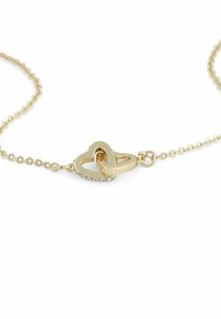 Guldkedjebrunn med sammanlänkade hjärtdetaljer, en med polerad yta och den andra prydd med små klara kristaller.