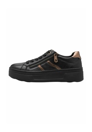 Sneaker nera con tomaia in pelle testurizzata, accenti bronzo, zip laterale e suola in gomma spessa. Presenta lacci rotondi e un colletto imbottito.