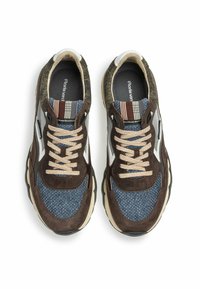 Sneaker marroni e blu con una combinazione di texture in suede e tessuto, chiusura con lacci e una suola spessa beige con accenti bianchi.