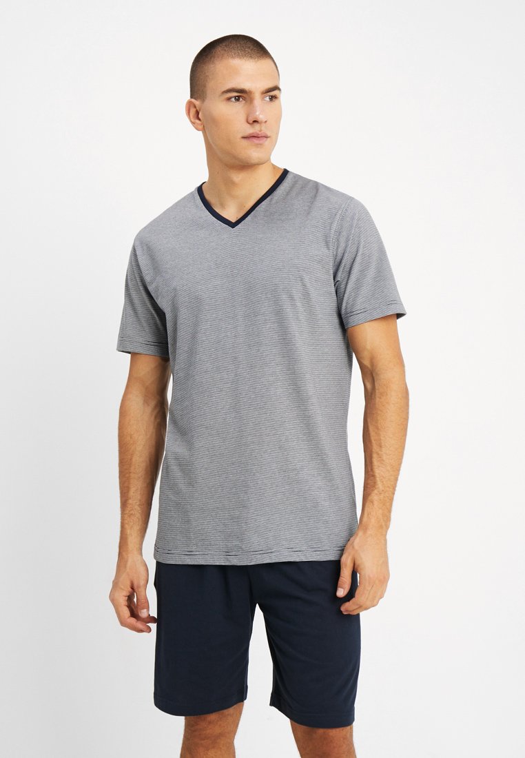 T-shirt grigia a maniche corte con rifiniture a V blu navy, abbinata a pantaloni corti blu navy. La maglietta presenta strisce sottili e una vestibilità comoda.
