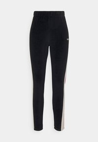 Černé slim-fit kalhoty s béžovými a červenými vertikálními pruhy po stranách, elastickým pasem a malým zlatým logem "EA7" na bocích.