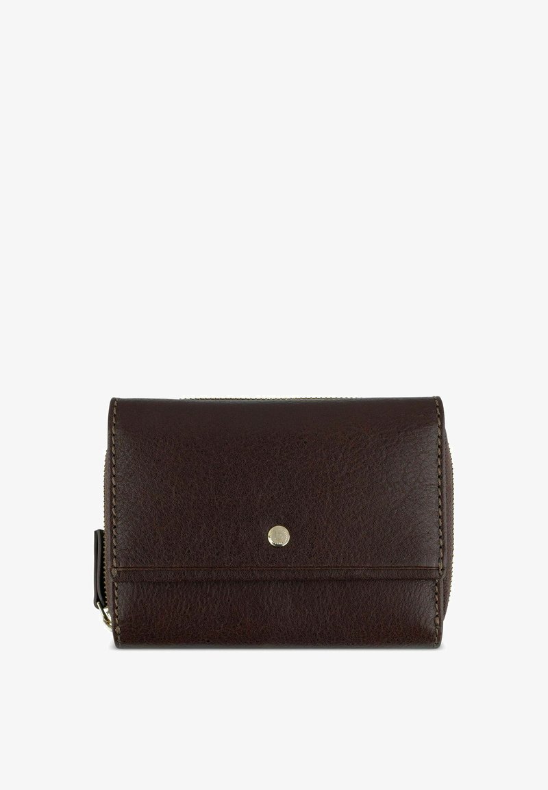 Cartera de cuero marrón con un acabado texturizado, que presenta un detalle de botón plateado y un zipper alrededor del borde para el cierre. Diseño compacto.