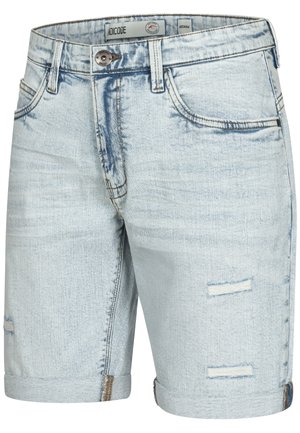 Shorts en denim bleu clair avec un aspect délavé, featuring des ourlets retroussés, un léger effet de moustaches et une fermeture à bouton en métal.