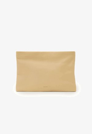Miękka, beżowa, prostokątna torebka kopertówka z lekkimi fałdami i subtelnym wytłoczonym logo marki na środku u dołu.