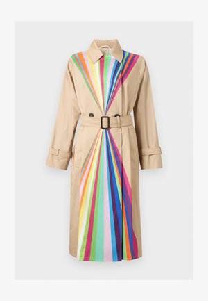 Μπεζ παλτό τρεντσκότ με ζώνη στη μέση, που διαθέτει πολύχρωμες, ακτινωτές ρίγες από το γιακά μέχρι το τελείωμα σε μοτίβο ουράνιου τόξου.