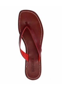 Rode leren teenslipper met dunne banden en een platte zool, met contrasterende stiksels en het ingebedde merknaam "SACHA" op de zool.