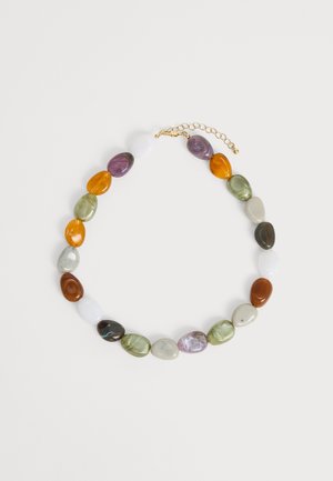 Viacfarebný náhrdelník z kamenných korálikov s oválnymi korálkami v odtieňoch fialovej, oranžovej, zelenej, bielej, hnedej a krémovej farby, so zlatou retiazkou na zapínanie.