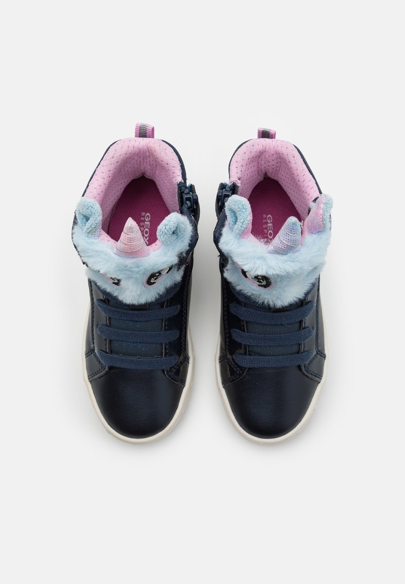 Baskets montantes en simili cuir bleu avec un col duveteux rose et bleu pâle. Présente des accents de licorne et des lacets noirs, semelle en caoutchouc blanc.