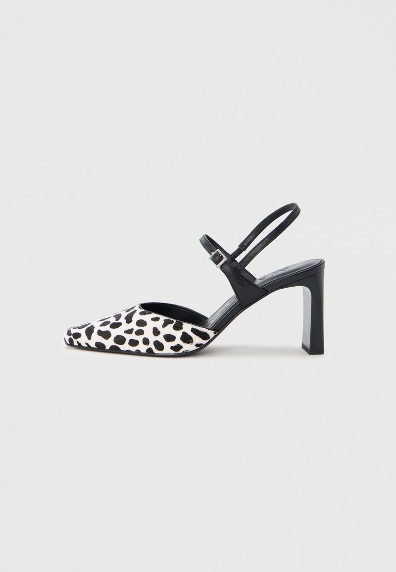 Pantofi cu toc slingback cu imprimeu leopard alb-negru, cu vârf ascuțit, material texturat și toc gros pentru stabilitate. Detaliu cu curea și cataramă.