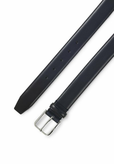 Cinturón de cuero negro con hebilla rectangular plateada y seis agujeros de ajuste, mostrado plano sobre fondo blanco.