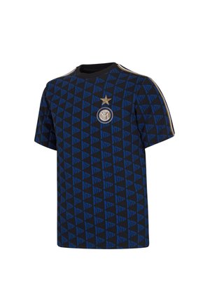 Blauw-zwart Inter Milan-shirt met herhaald "Inter" tekstpatroon, gouden accenten op de schouders, clubembleem en gouden ster boven de borst.