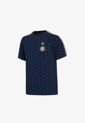 Blauw-zwart Inter Milan-shirt met herhaald "Inter" tekstpatroon, gouden accenten op de schouders, clubembleem en gouden ster boven de borst.