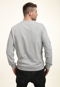 Grau Crewneck Sweatshirt aus Baumwollmischung, mit langen Ärmeln und einem lockeren Schnitt, mit gerippten Bündchen und Saum für zusätzliche Textur.
