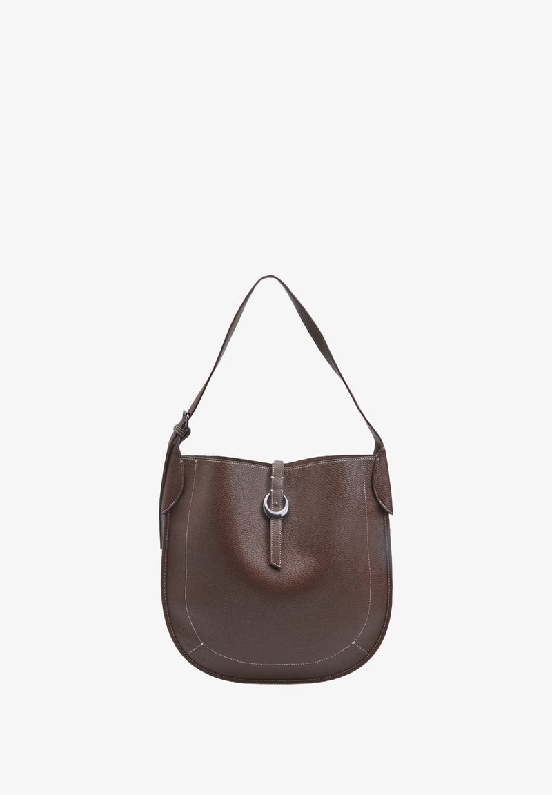 Ruda odinė petnešėlė, su apvalia forma, plokščiu dugnu ir viena petneša. Pabrėžia apvalią sidabrinę detalę ir siuvinėjimo akcentus.