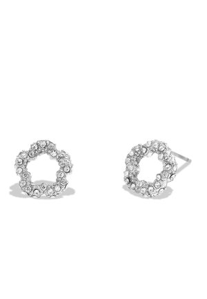 Pendientes de plata con diseño circular abierto, adornados con pequeños cristales transparentes, con una superficie texturizada y un acabado pulido.