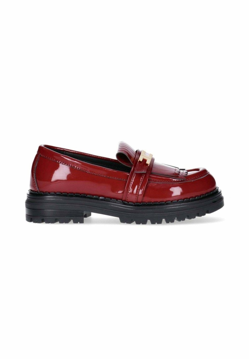 Mocassino in pelle lucida rosso scuro con suola nera spessa e una fibbia decorativa dorata sulla parte superiore.