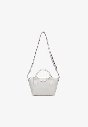 Kleine witte handtas met twee korte handvatten en een lange verstelbare schouderriem, eenvoudig ontwerp op witte achtergrond.