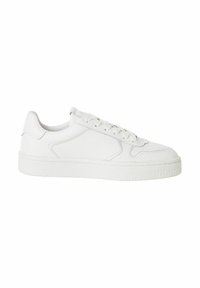 Vita sneakers tillverkade av slätt läder med en texturerad gummisula, med snörning och en subtil sydd design på sidorna.