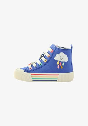 Sneaker alta blu per bambini con lacci bianchi, suola con striscia arcobaleno e nuvola sorridente ricamata con gocce di pioggia colorate sul lato.