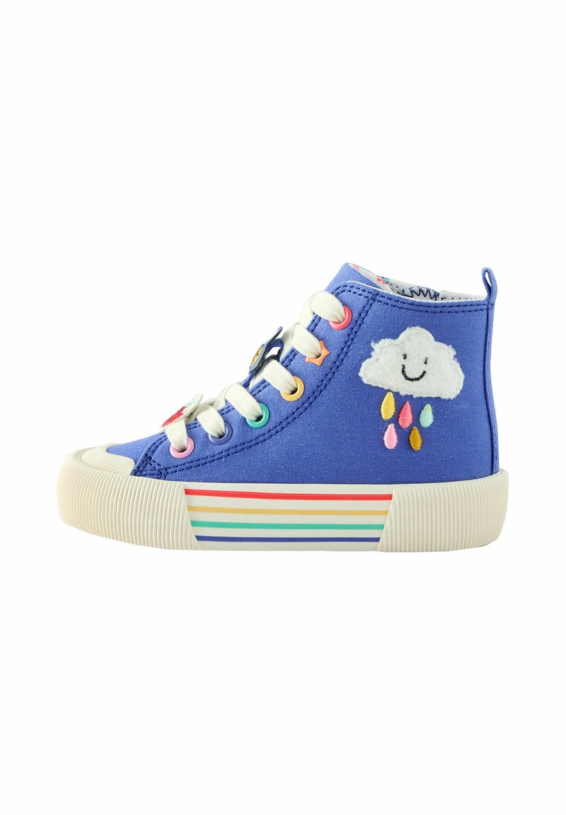 Blaue High-Top-Kindersneaker mit weißen Schnürsenkeln, Regenbogenstreifen-Sohle und gesticktem lächelndem Wolkenmotiv mit bunten Regentropfen an der Seite.