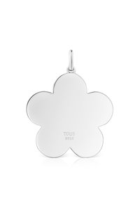 Ciondolo a forma di fiore argenteo con superficie liscia, a cinque petali, e timbro "TOUS S925" per autenticità. Presenta un anello per il fissaggio.