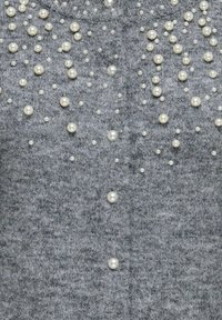 Cardigan di maglia grigio con perle finte sparse di varie dimensioni, creando un design testurizzato e decorato su tutto il tessuto.