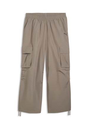 Pantalon cargo marron clair avec taille élastique, poches latérales à rabat, cordons aux poignets et petit logo Puma sur la cuisse droite.