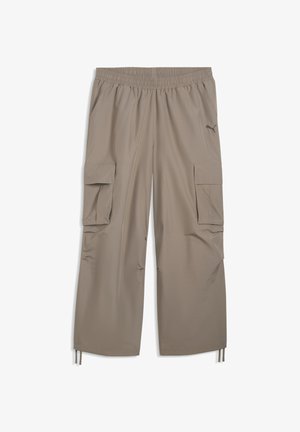 Hellbraune Cargohose mit elastischem Bund, seitlichen Klappentaschen, Kordelzügen an den Bündchen und kleinem Puma-Logo am rechten Oberschenkel.