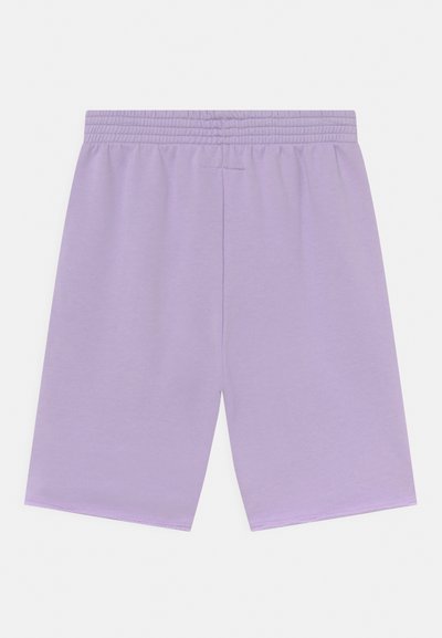 Bermudas de algodão lilás com um cós elástico, comprimento até a coxa e uma textura suave. Sem bolsos ou padrões visíveis.