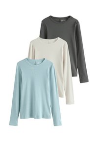 Trois t-shirts à manches longues en bleu clair, beige et gris foncé. Texture côtelée et encolures rondes. Étiquette de marque visible sur le t-shirt foncé.