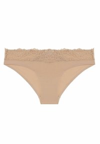 Beige string met kantafwerking van een glad, zacht stof. Het kant is gedetailleerd en golvend aan de taille, wat een delicate uitstraling geeft.