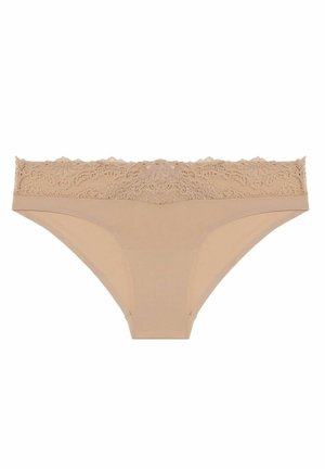 Beige string met kantafwerking van een glad, zacht stof. Het kant is gedetailleerd en golvend aan de taille, wat een delicate uitstraling geeft.