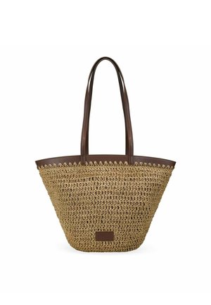Bolso tote de paja tejida con asas y adornos de cuero marrón oscuro, con diseño de apertura superior y parche rectangular de cuero en el frente.