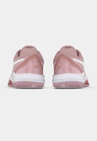 Jasnoróżowe buty sportowe z teksturowaną, oddychającą cholewką, amortyzowaną piętą i białymi akcentami. Gumowa podeszwa z wzorem zapewniającym przyczepność.