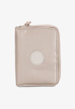 Beige-nahkalaukku, joka on valmistettu sileästä kankaasta, ja siinä on pyöreä logo keskellä sekä siisti ompelu reunoilla.