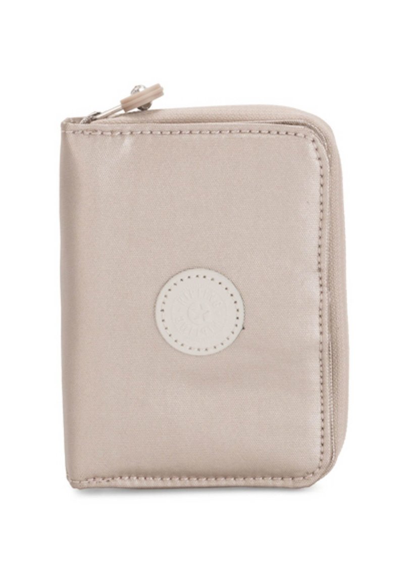 Beige zip-around plånbok tillverkad av slät tyg, med en cirkulär logotyp i mitten och prydlig sömnad längs kanterna.