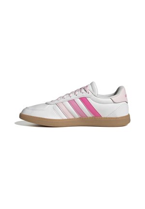 Weißer Sneaker in niedriger Schnittform mit rosa Farbverlaufsstreifen, hellrosa Schnürsenkeln und einer Gummilaufsohle, von der Außenseite gezeigt.