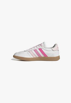 Baskets basses blanches avec des rayures dégradées roses, des lacets rose clair et une semelle en caoutchouc marron, vues de profil extérieur.