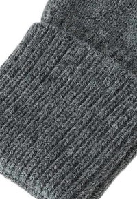 Gorro de punto gris con textura acanalada, confeccionado en material suave, con un puño plegado. Diseño ligero y transpirable.