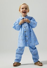 Completo in cotone blu composto da una camicia button-up con maniche lunghe a palloncino, due tasche frontali e pantaloni coordinati, decorati con motivi di farfalla.
