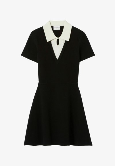 Robe noire à manches courtes, décolleté en V, col blanc et détail en trou de clé au niveau du col. Jupe évasée, en tissu texturé.